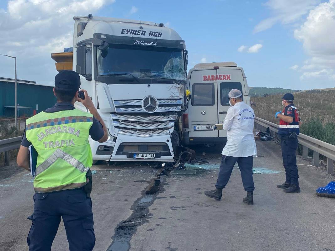 Katliam gibi kaza! TIR ile işçi servisi çarpıştı: 4 ölü 2